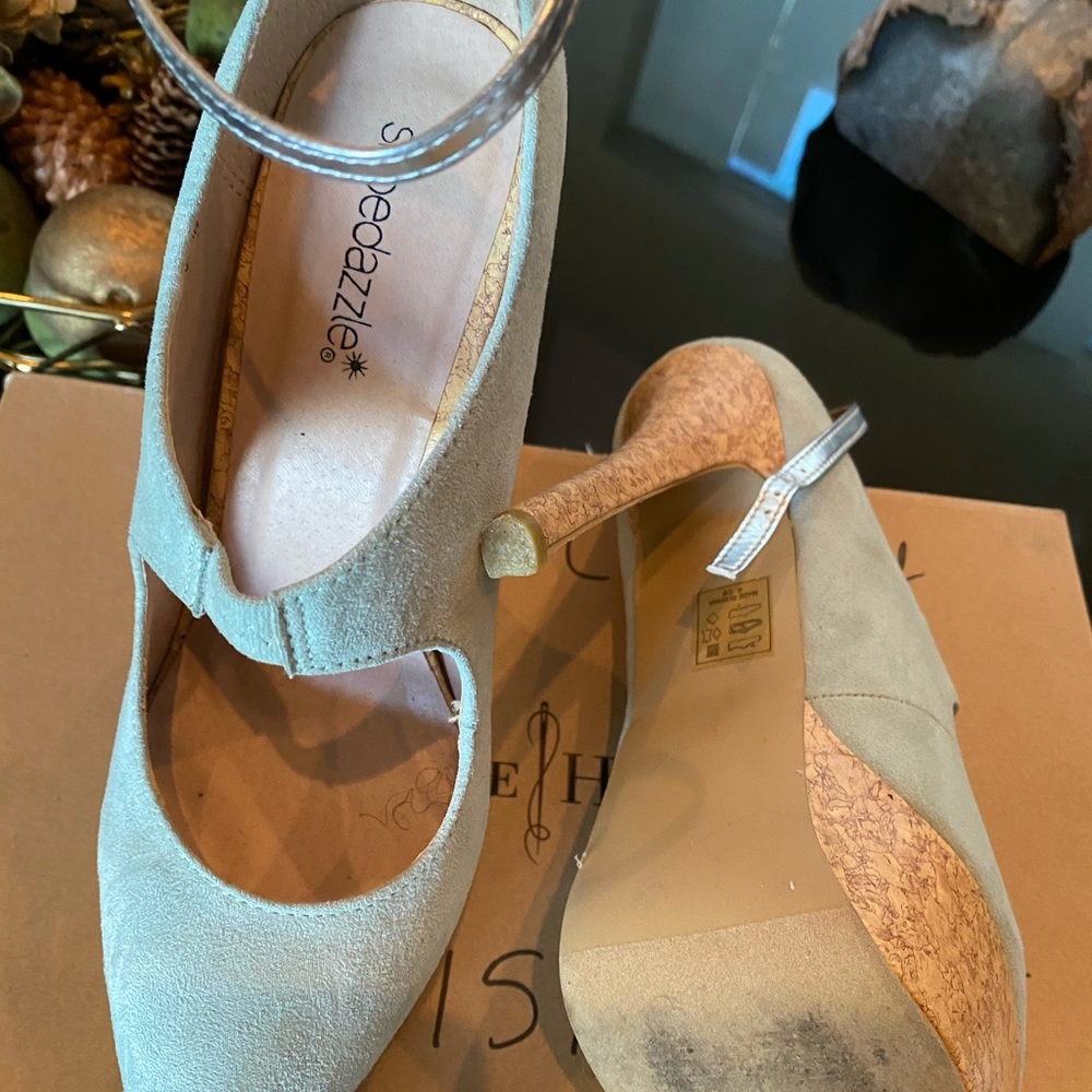 Heels - Picture 2 of 2